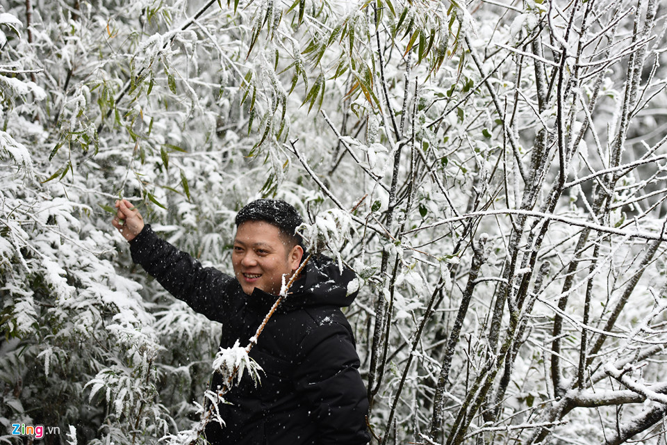 Du khách băng rừng săn tuyết Sa Pa